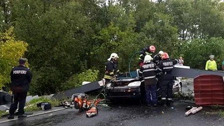 Momentul în care poarta din Timișoara cade peste o mașină și omoară un tânăr nevinovat, surprins de o cameră de filmat. VIDEO