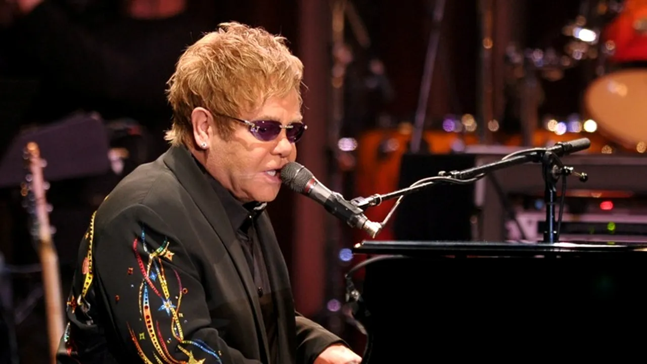 Elton John va fi decorat cu Legiunea de Onoare de către Emmanuel Macron