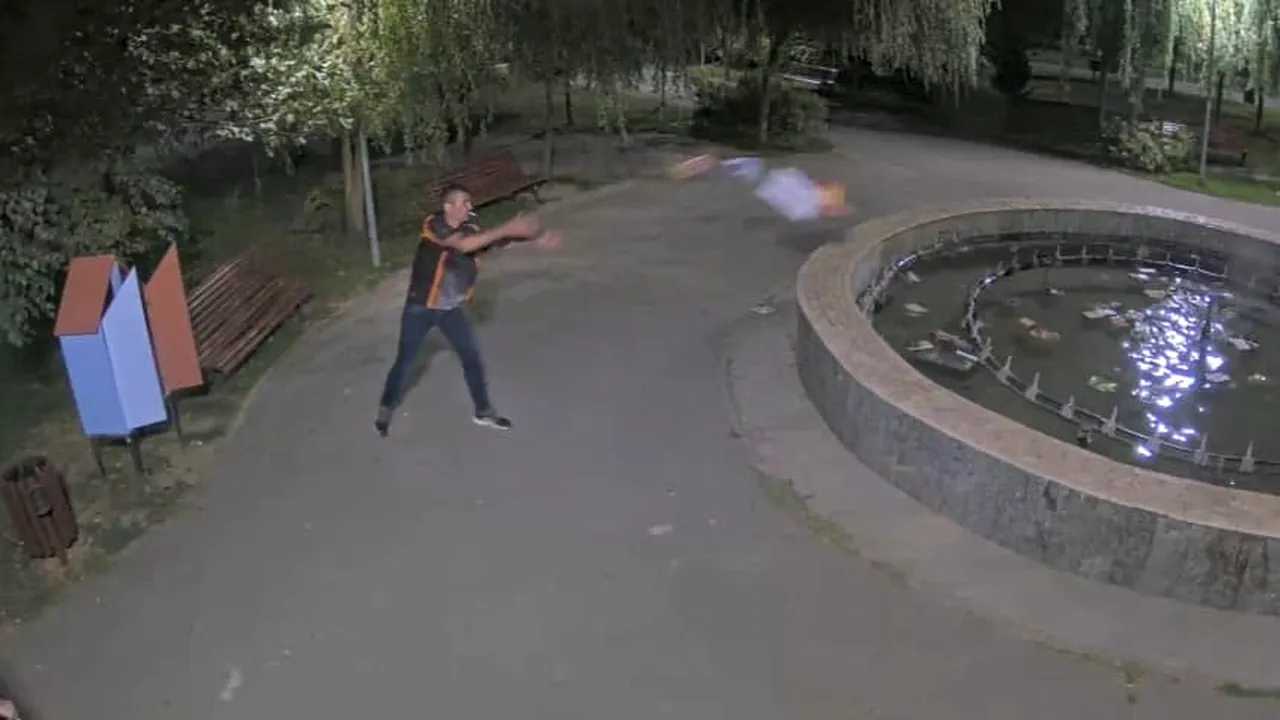 Un bărbat a fost filmat într-un parc din Sectorul 6 în timp ce distrugea o căsuță cu cărți