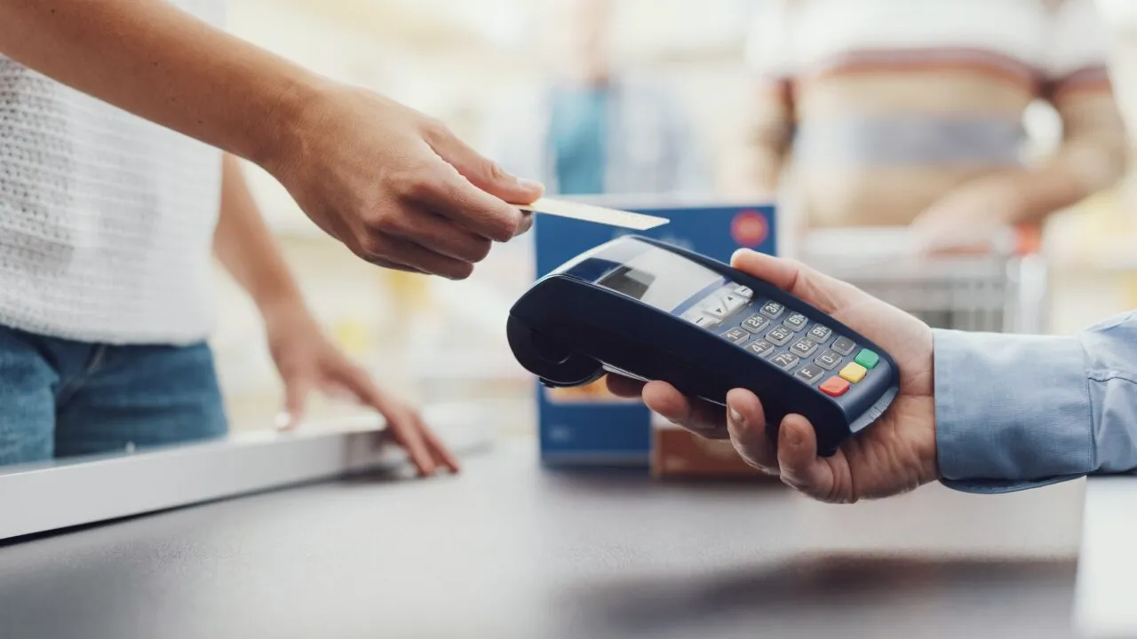 Supermaketurile sunt jefuite zilnic, prin intermediul caselor self-pay. Ce vârste au hoţii și ce se fură, în general, din magazine
