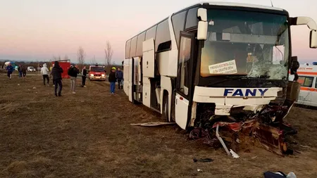 VIDEO - Mașină RUPTĂ în două. O persoană a murit, după ce un autovehicul și un autocar s-au ciocnit