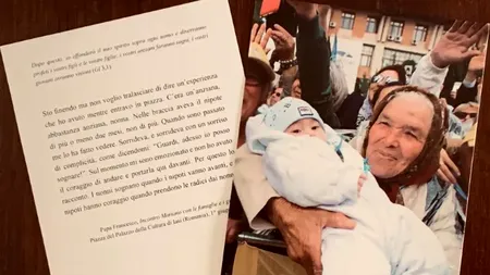 Publicația italiană La Stampa: “Cadoul Papei. Papa Francisc arată oamenilor fotografia unei bunici românce cu nepotul ei în brațe“