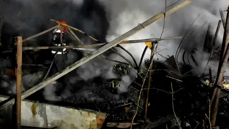 La un pas de dezastru în Arad: Incendiul de la o magazie, anihilat înainte să se extindă la casele vecinilor - FOTO / VIDEO
