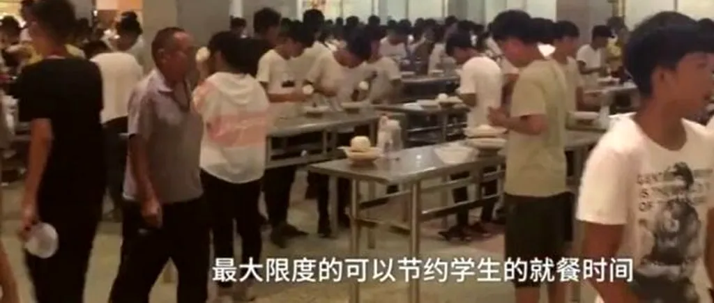 Motivul pentru care cantina unui liceu din China A RENUNȚAT la scaune și îi lasă pe elevi să mănânce ÎN PICIOARE