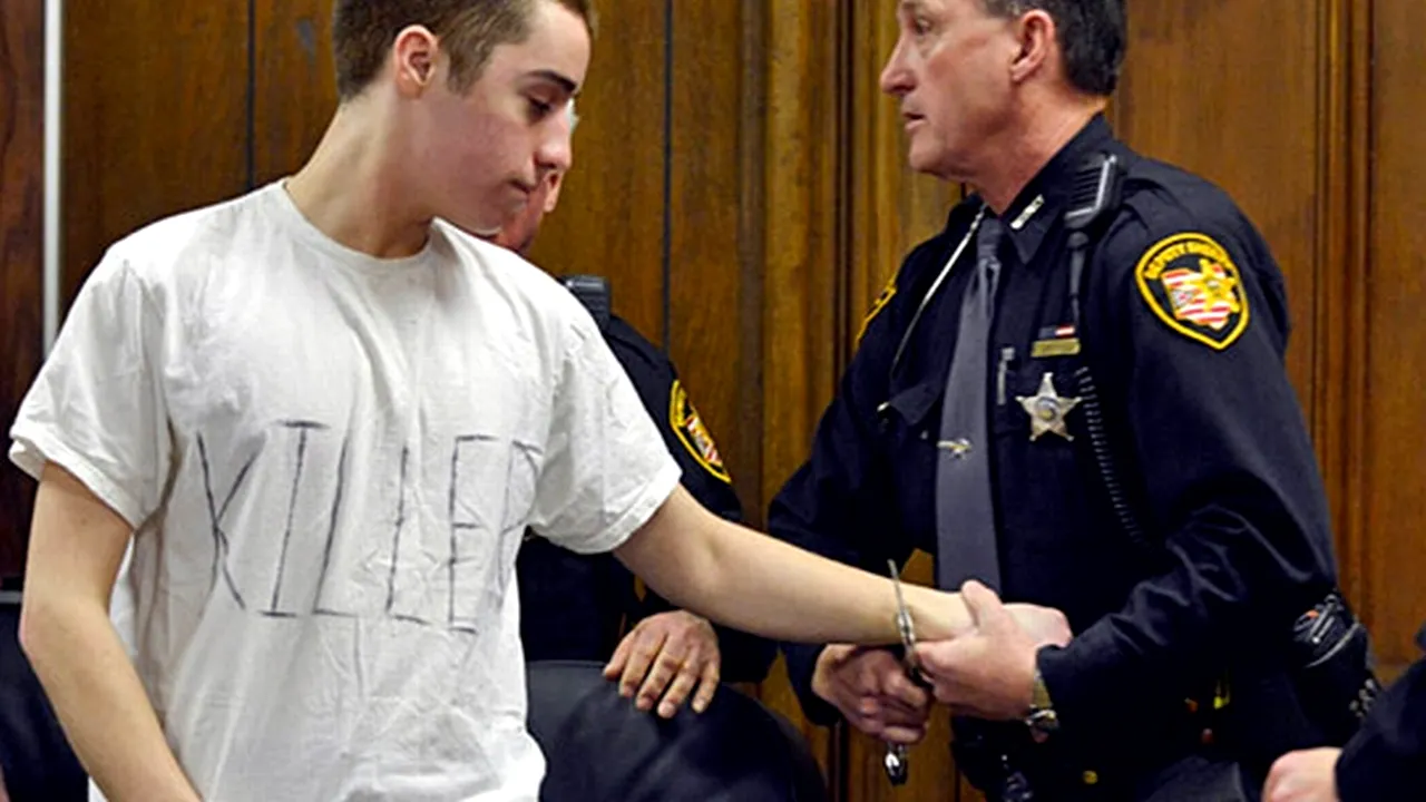 Alertă în SUA: un tânăr care în 2012 a ucis trei persoane, fiind condamnat la închisoare pe viață, a EVADAT. UPDATE: A fost prins