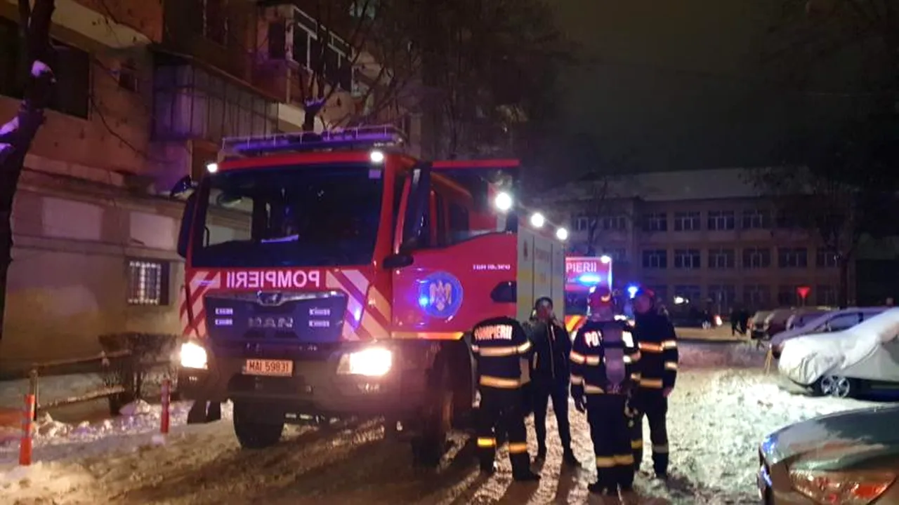 Explozie urmată de incendiu într-un bloc din Zalău. A fost activat Planul Roșu. Zece persoane au fost evacuate, una este intubată