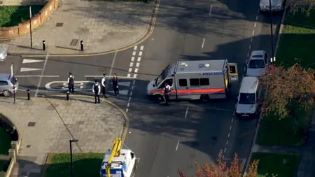 Zeci de oameni evacuați în Londra, după ce un bărbat s-a baricadat având cu el 