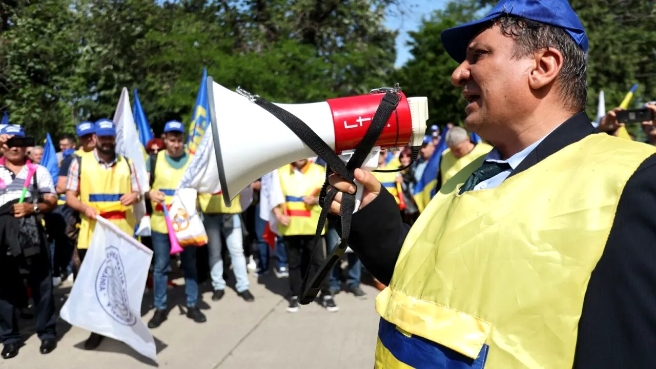 FOTO Angajații din CFR amenință cu greva generală și blocarea trenurilor din 1 iulie. Încep protestele în fața Ministerului Transporturilor