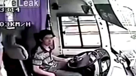 VIDEO. Accident cumplit în China. Șoferul a murit, iar 23 de persoane au fost rănite