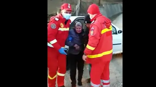 VIDEO | O femeie de 74 de ani, dată dispărută, a fost găsită în viață după mai multe ore de căutări. Ea plecase de acasă desculță
