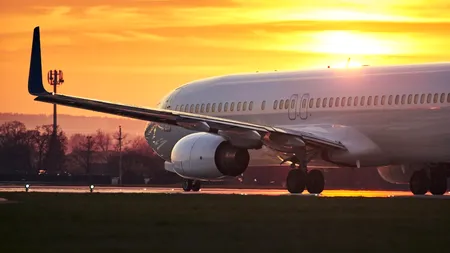 Incident pe un aeroport din Italia. Peste 180 de pasageri au fost evacuați, după ce motorul unui avion a luat foc