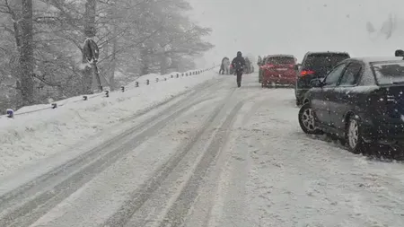 Restricții de trafic pe mai multe drumuri naționale din cauza ninsorilor abundente. DN 68A, complet blocat