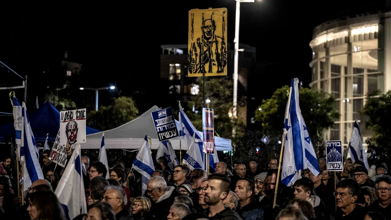 RĂZBOI Israel-Hamas, ziua 261. Protest la Tel Aviv împotriva premierului Netanyahu/Sediul Crucii Roșii din Gaza, pulverizat!