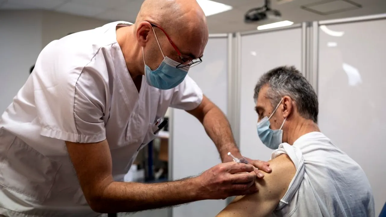 Cinci mituri legate de vaccinul anti-COVID, demontate de un cunoscut medic infecționist: De la cipuri montate până la paralizie! (EXCLUSIV)