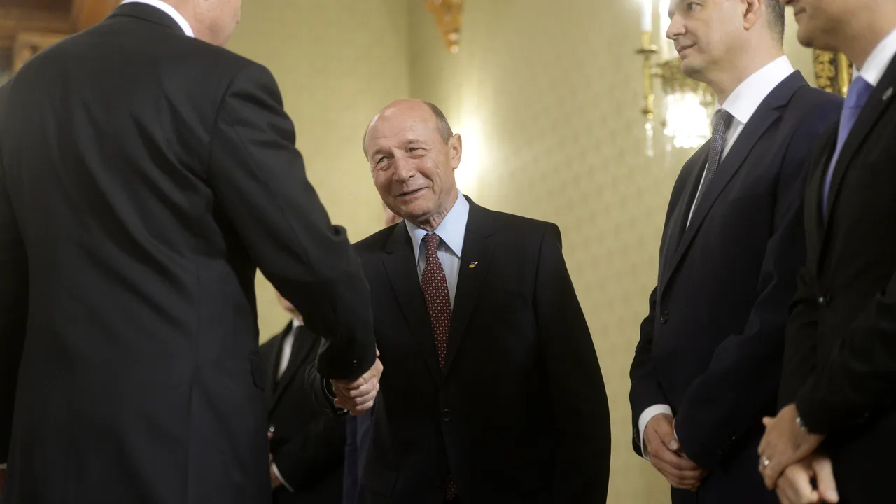 Băsescu îl pune pe Iohannis să facă socoteli. Pentru cine cere mandat de premier