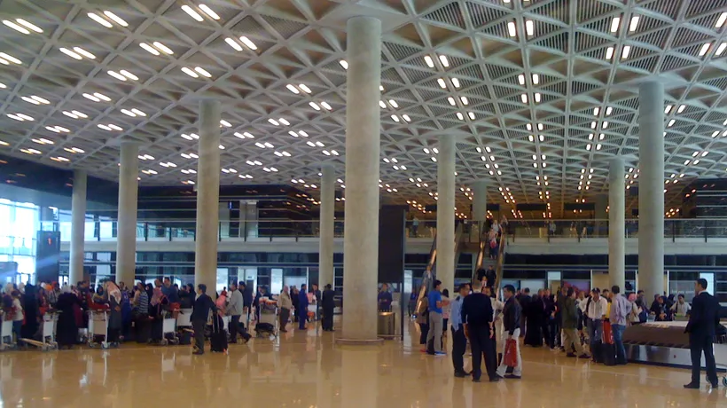38 de români, blocați pe aeroportul din Amman. MAE: Se fac demersuri pentru îmbarcarea românilor. Reacția TAROM