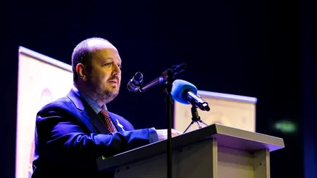 Adrian Papahagi, la un pas să fie „linșat” la o conferință teologică de către un preot. Alți preoți au intervenit în forță și l-au scos din sală pe agresor