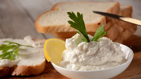 Cum să prepari cea mai pufoasă salată de icre. Rețetă clasică și rapidă cu 5 ingrediente simple