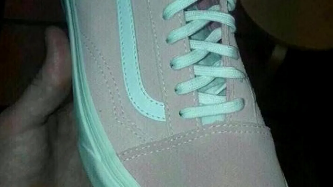 O nouă controversă pe internet. A venit rândul unui pantof sport să declanșeze isteria. Ce culoare are acesta?