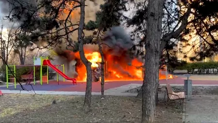 VIDEO | Un loc de joacă din Sectorul 3 a fost incendiat. Pompierii au intervenit imediat la fața locului. Ce a transmis primarul Robert Negoiță