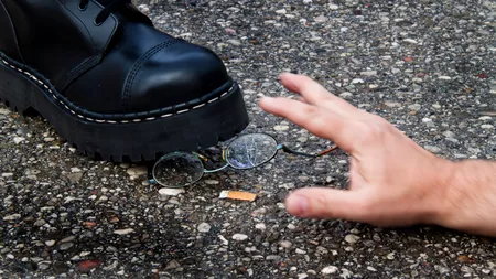 Șofer de autobuz, LOVIT de un grup de tineri până și-a pierdut cunoștința