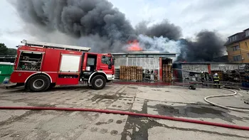 INCENDIU puternic la un depozit din București. A fost emis un mesaj RO-Alert, în urma degajării mari de fum