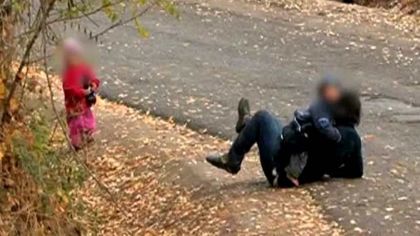 Femeie cu opt copii din Vaslui, anchetată după ce a fost filmată cum, beată fiind, cade cu copilul în brațe