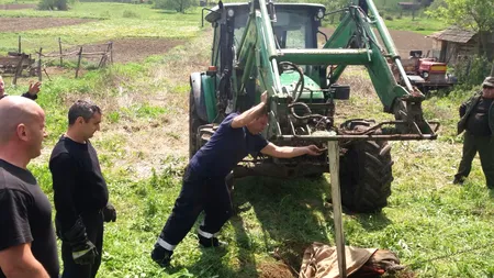 Un cal căzut într-o fântână de 2 metri, salvat după câteva ore de chin