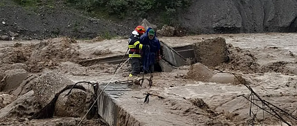 VIDEO | Bărbat surprins de viitură în Prahova. Un podeț s-a surpat în Comarnic