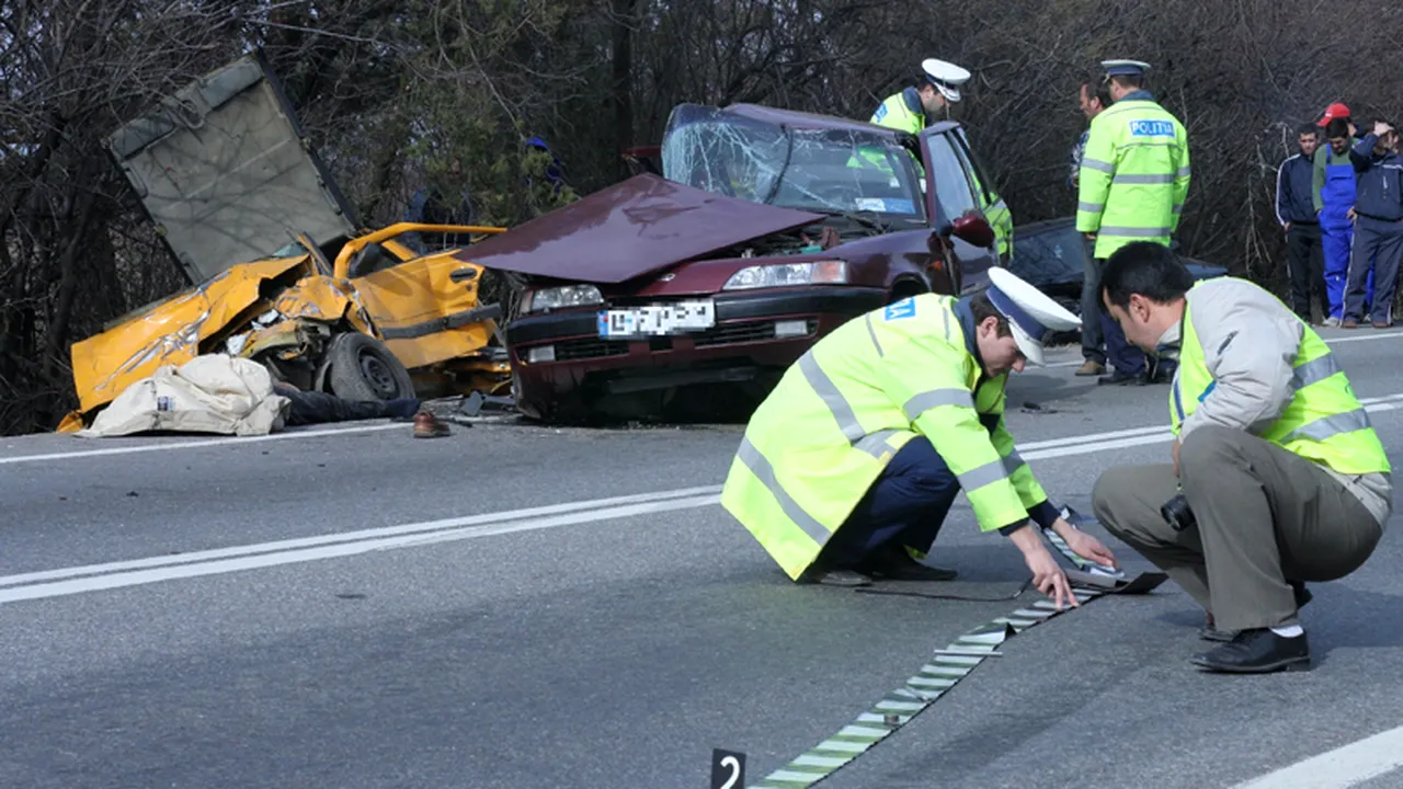 Două persoane rănite grav, după ce două mașini s-au ciocnit pe DN 1, în județul Alba