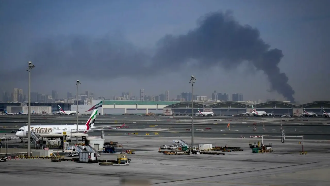 Se reiau zborurile din Dubai. Compania Emirates anunță că va începe să opereze un număr limitat de curse începând din această seară. Ce pasageri se vor putea îmbarca