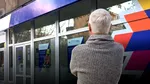 Un director de bancă București a furat 100.000 de euro de la un client în vârstă. Cum a operat bancherul și ce trucuri a folosit pentru a intra pe sub pielea victimei. Poliția a intrat pe fir