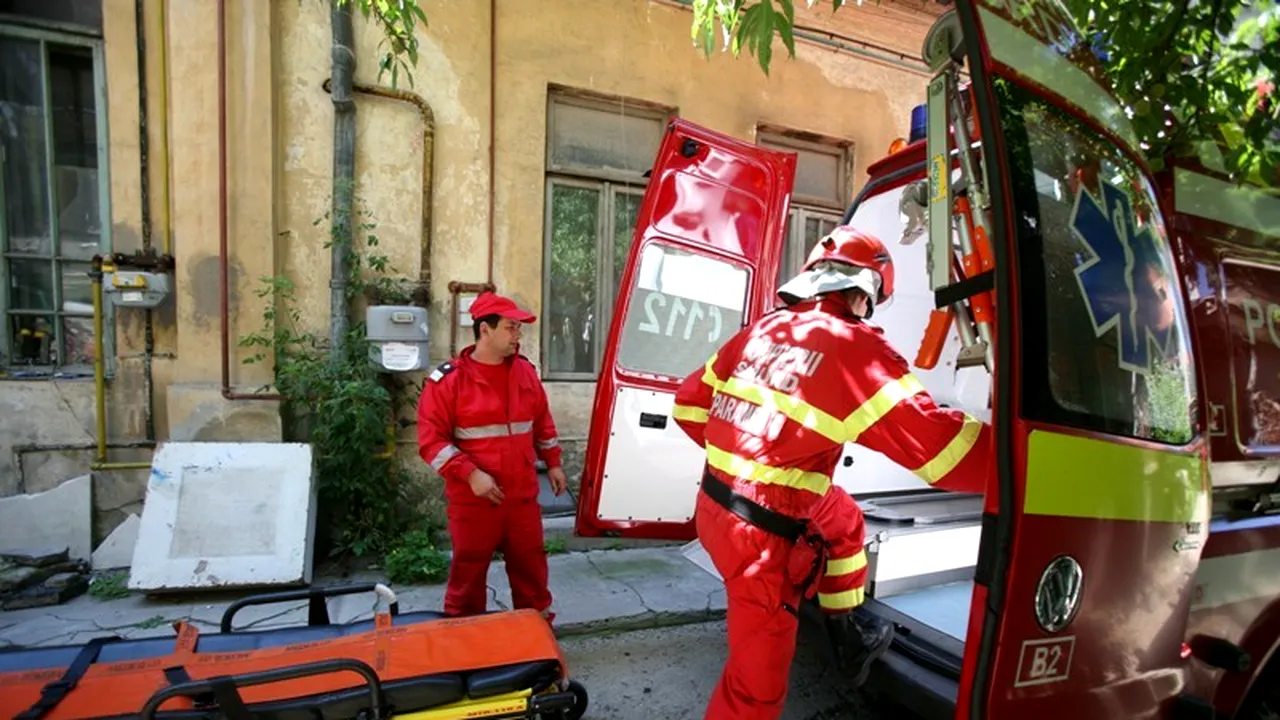 Copil de un an și jumătate la spital în stare gravă, după ce a căzut de la etajul al treilea al unui bloc din Argeș