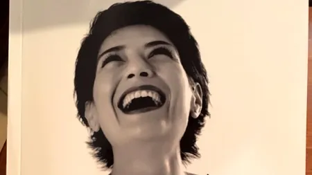 #Colectiv: Omagiul adus Monicăi Tănăsoiu, una dintre victimele din Colectiv, de prietena ei, la un an după tragedie