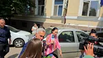 Călin GEORGESCU, la sediul Poliției Ilfov pentru semnarea controlului judiciar. Susținătorii l-au întâmpinat cu flori și scandări: „Călin, te iubim”