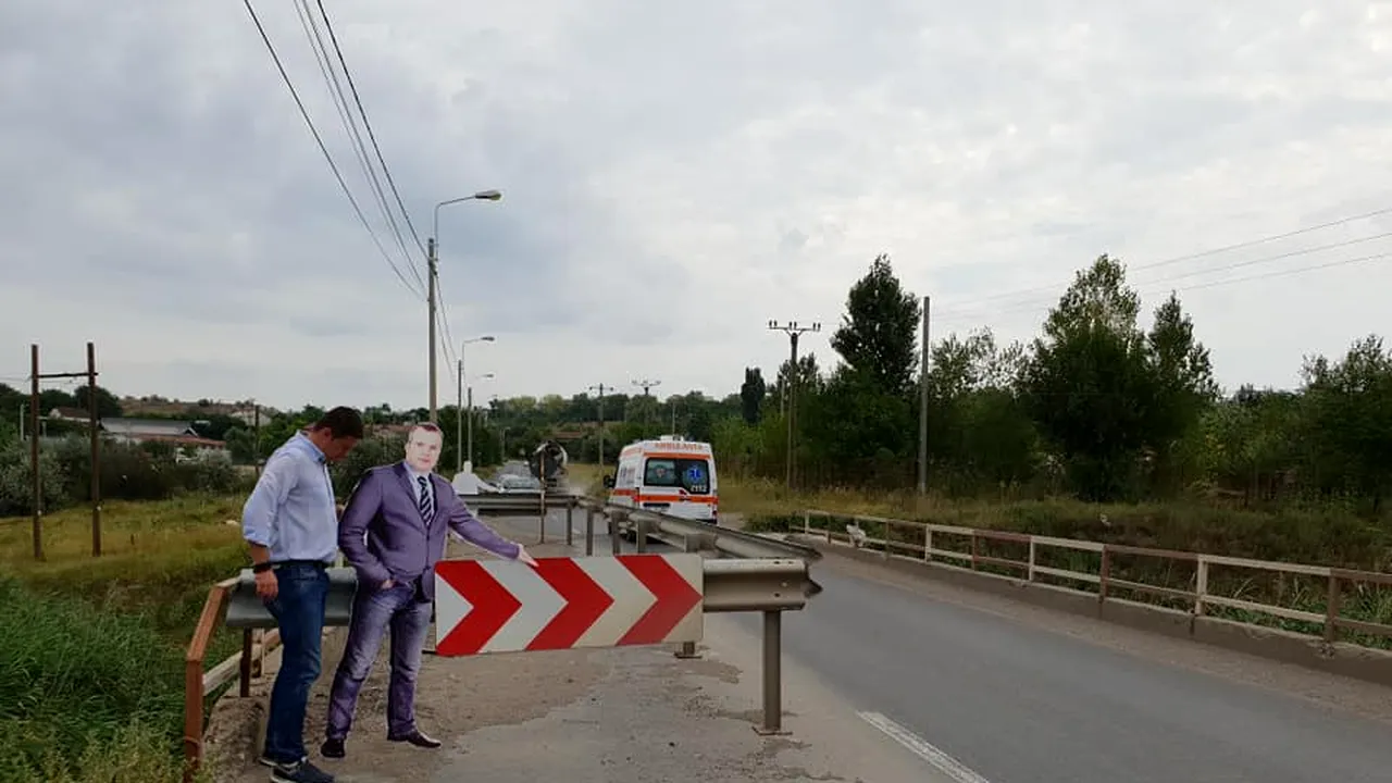 Protest inedit. O replică din carton a primarului din Galați a fost amplasată la intrarea pe un pod stricat: Genială idee