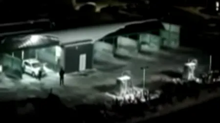 O polițistă a trezit un cartier întreg în miez de noapte! Omul legii îi dădea colegului indicații prin megafon, la spălătorie - VIDEO