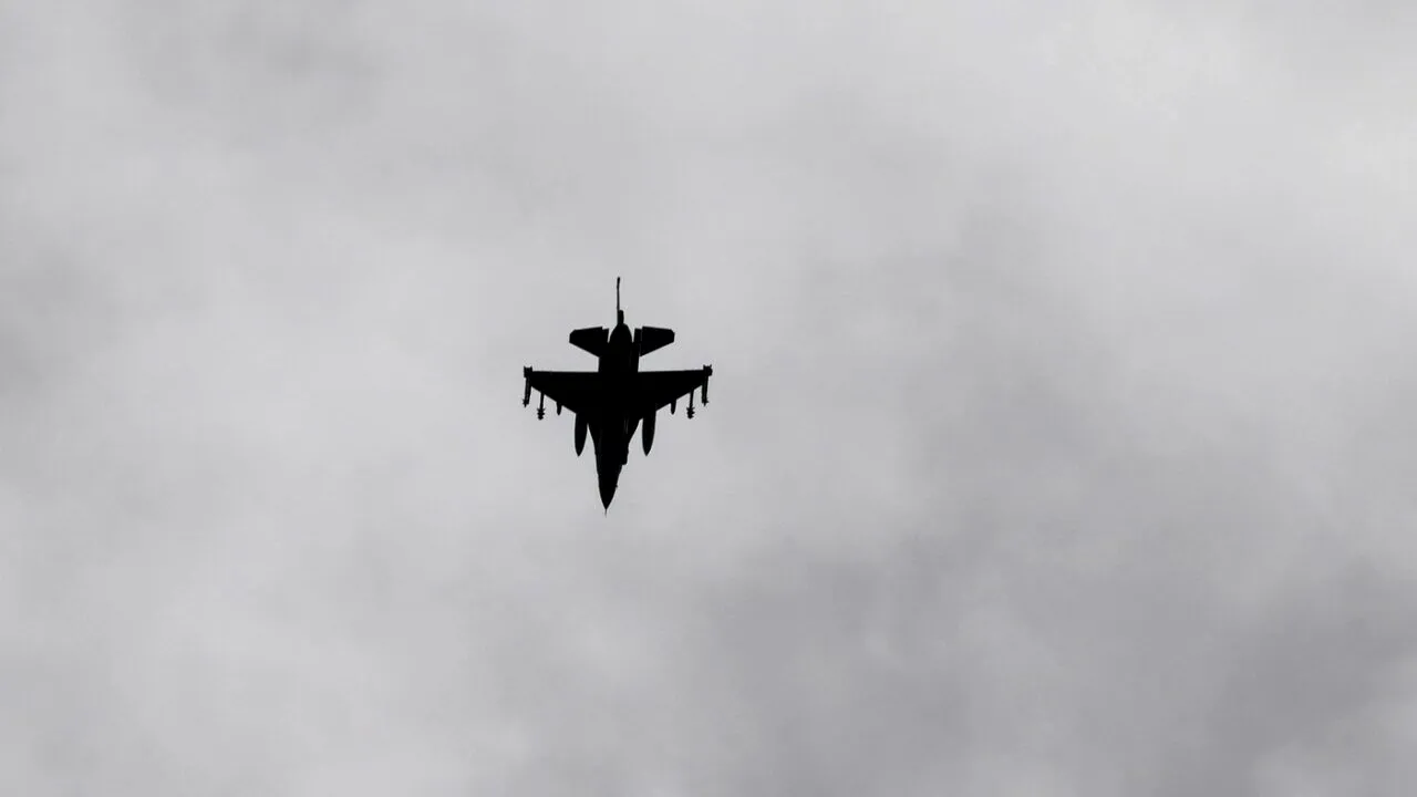 Avioane israeliene au bombardat poziții Hezbollah din LIBAN, ca ripostă la atacuri cu rachete