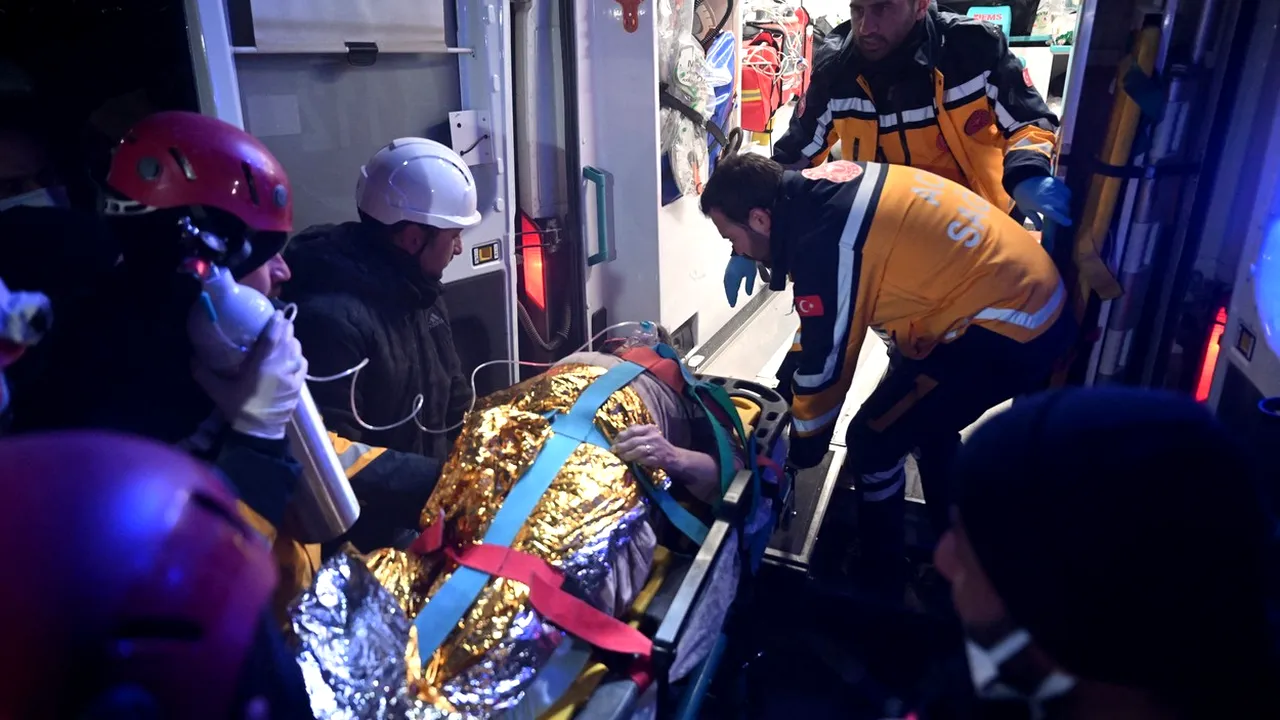 VIDEO | Încă există minuni în Turcia! O bătrână de 77 de ani a fost salvată după 212 ore de la cutremur
