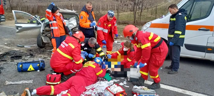 Accident grav în Vaslui. O persoană a murit, alte cinci sunt rănite | FOTO