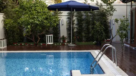 Piața imobiliară se confruntă cu o criză. O vilă cu piscină a ajuns să coste cât o locuință cu două camere!