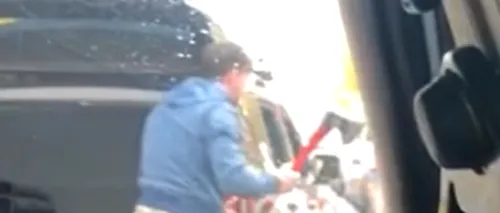 GÂNDUL LIVE. VIDEO /A încremenit tot bulevardul când un bărbat din București a scos un topor imens din portbagaj, supărat pe un șofer de BMW