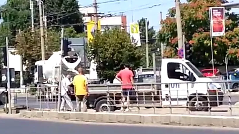 VIDEO: Cum rezolvă un șofer român o problemă din trafic