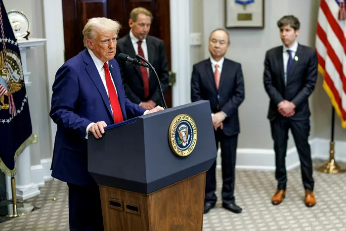 Trump, la o conferință de presă. În stânga lui este Larry Ellison, directorul Oracle și tatăl lui David Ellison, directorul Skydance care a cumpărat Warner Bros și CNN 