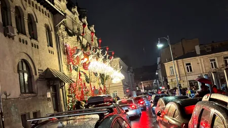 Spectaculoasele decorațiuni de la Casa MIȚA BICICLISTA au fost deteriorate și chiar doborâte de vântul puternic din Capitală