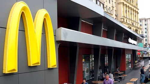 Câți lei primește salariu lunar un angajat McDonald's în România, în 2022. Pentru banii aceștia, muncește și la casa de marcat, și în bucătărie