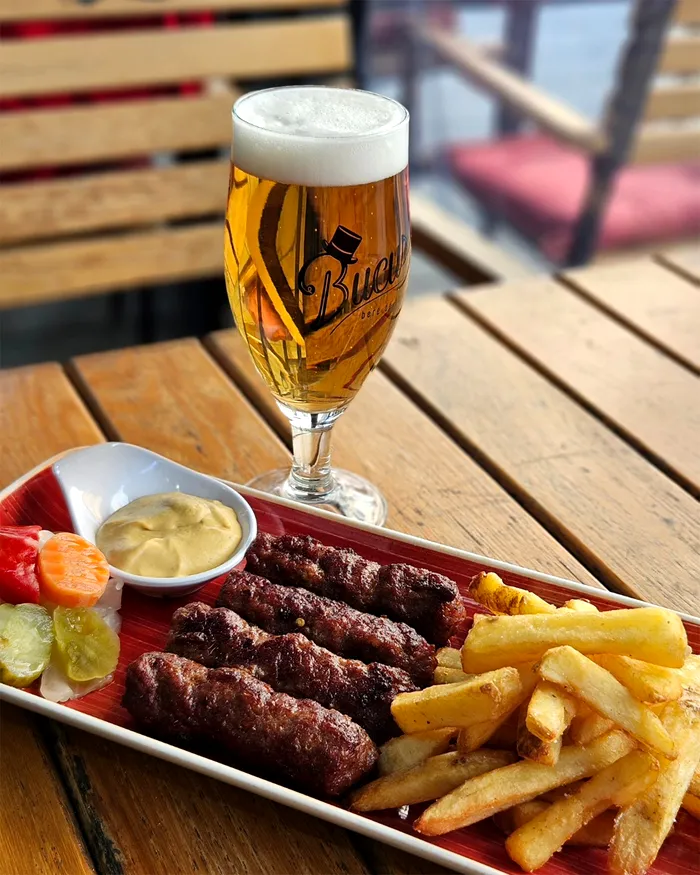 Cât costă 4 mititei în restaurantul lui Mugur Mihăescu din Centrul Vechi 