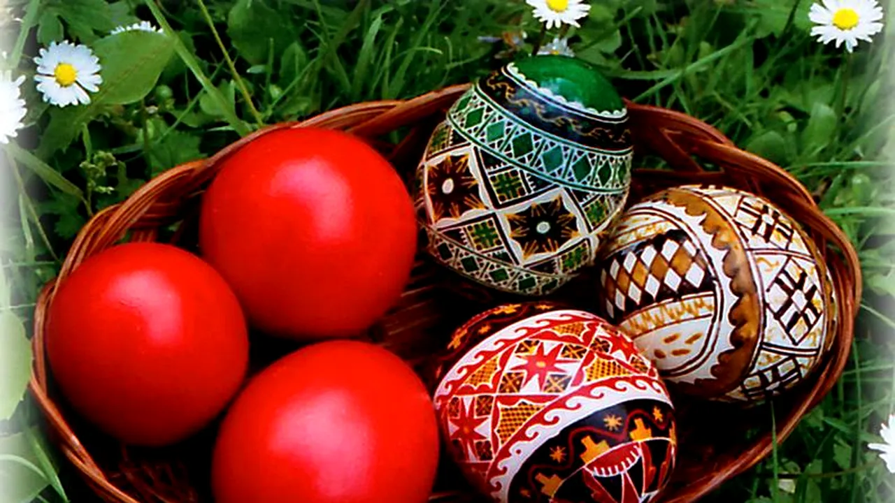 JOIA MARE. Obiceiuri de Paște în JOIA MARE, ziua în care femeile merg la biserică și împart colaci de post, vin, miere și fructe