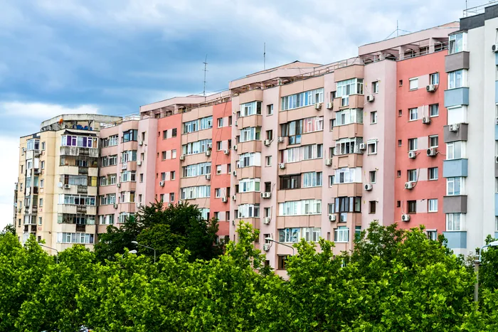 Pentru închiderea balcoanelor fără autorizație, noul cod urbanistic prevede amenzi