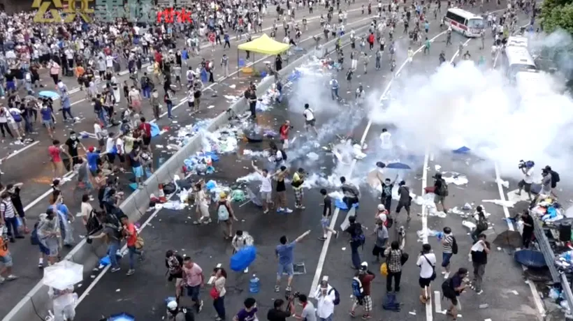Poliția din Hong Kong a folosit muniție de război. Un protestatar a fost împușcat în piept